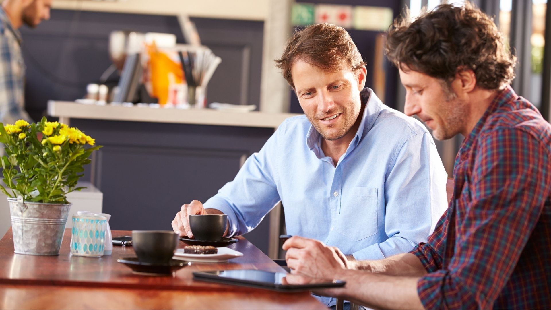 Going to meet the man. Кофе брейк на конференции. middle age mens meeting. coffee meeting.